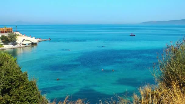 Concepto de vacaciones y naturaleza junto al mar — Vídeo de stock