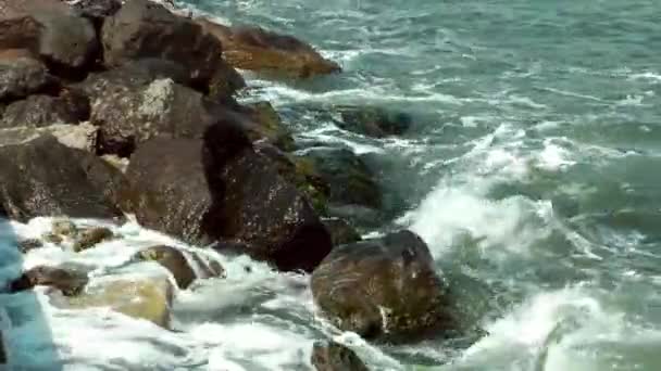 Stenar stenar i havet natur koncept — Stockvideo