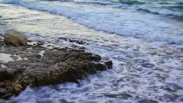 Rocas Piedras en la costa Concepto de la naturaleza — Vídeos de Stock