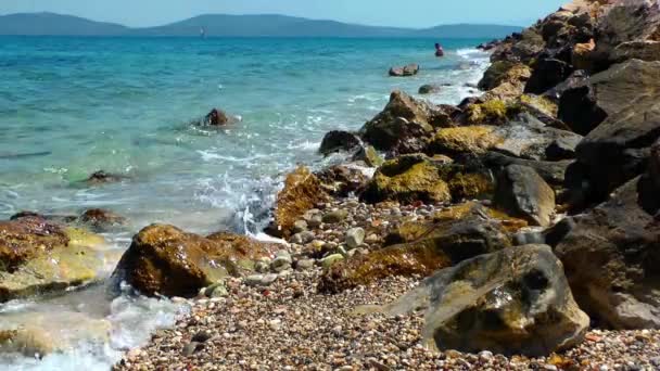 Βράχια πέτρες στα παραθαλάσσια φύση έννοια — Αρχείο Βίντεο