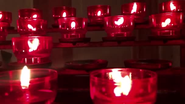 Luz romántica y emocional de la vela sorpresa decorativa — Vídeos de Stock