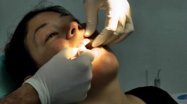 Genç kız dişçi ağız porselen bakım