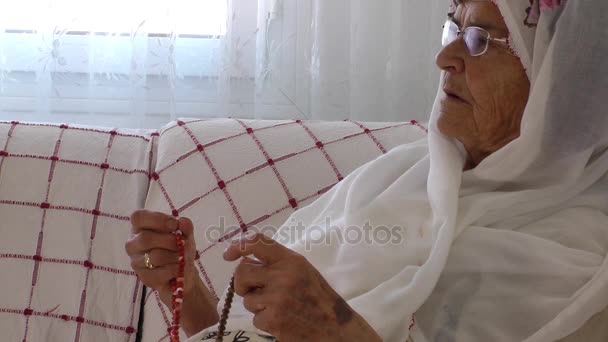 Old Woman Prays with Rosary — Stock Video