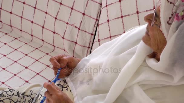 Alte Frau betet mit Rosenkranz — Stockvideo