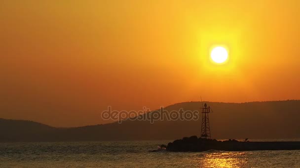 Deniz feneri ve deniz — Stok video