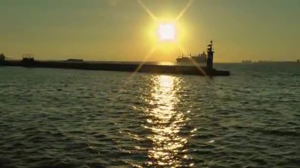 Deniz feneri ve deniz — Stok video
