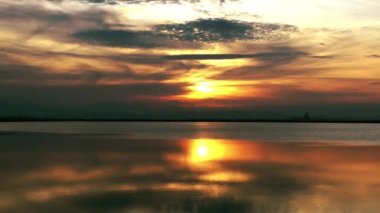 Günbatımı gökyüzü doğa ve deniz manzara