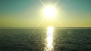 Günbatımı gökyüzü doğa ve deniz manzara