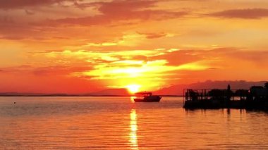 Günbatımı gökyüzü doğa ve deniz manzara