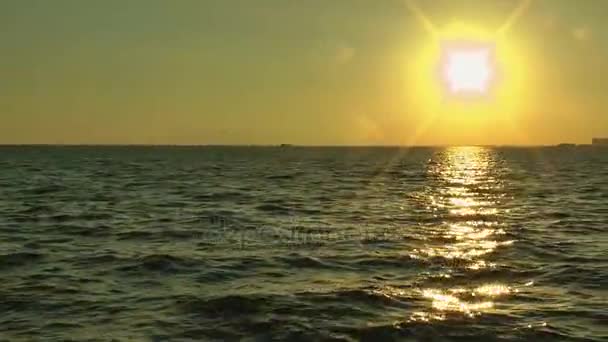 Západu slunce na obloze příroda a moře krajina — Stock video