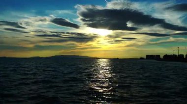 Günbatımı gökyüzü doğa ve deniz manzara