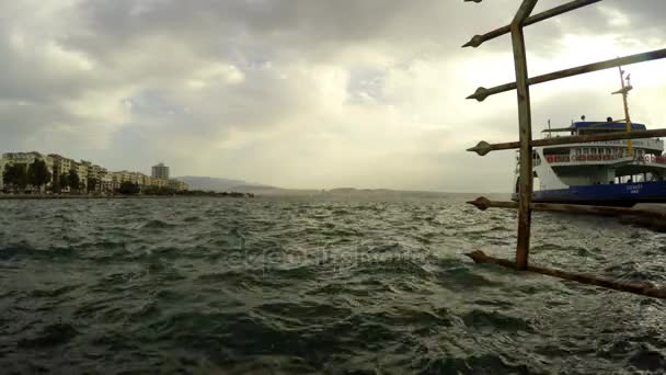 El muelle marino y el mar — Vídeos de Stock