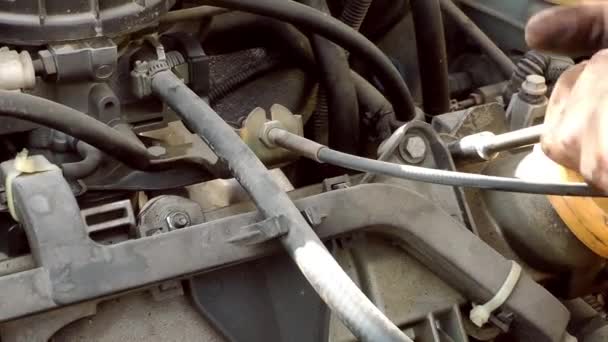 Auto monteur motor reparatie — Stockvideo