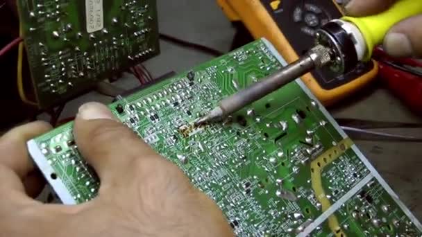 Tecnología de reparación electrónica Soldadura y equipos — Vídeos de Stock