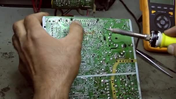 Elektronische Reparaturtechnologie Löten und Ausrüstung — Stockvideo