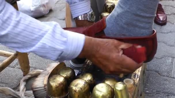 Zapato negro pintura polaco y reparación tradicional ins Turquía — Vídeo de stock