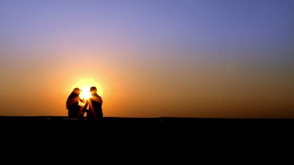 Par älskare Silhouette skuggor i solnedgång — Stockvideo