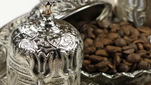 Горячий напиток из жареного кофе в зернах — стоковое видео