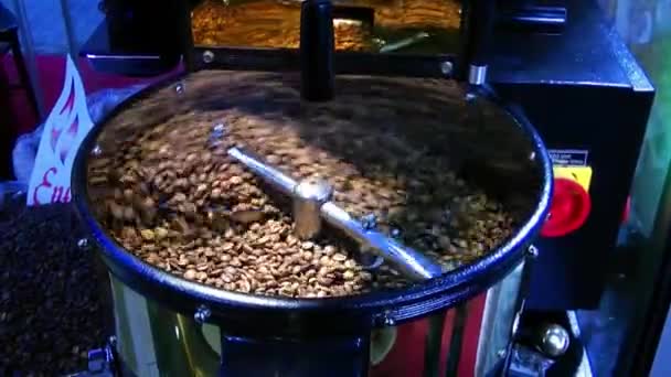 Gebrande koffiebonen warme drank — Stockvideo