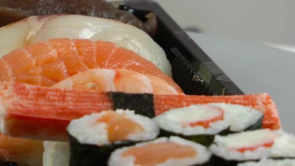 Суши традиционная японская еда — стоковое видео