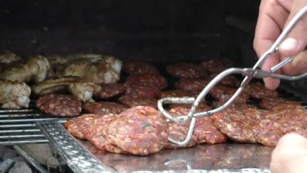 Kömürde Tavuk Barbeküsü — Stok video