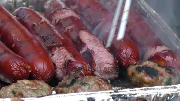 Колбасные изделия на огне для барбекю — стоковое видео