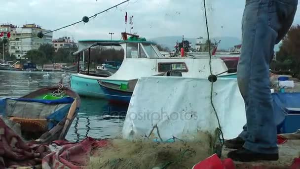 Pêcheur Réparations lignes de pêche résille — Video