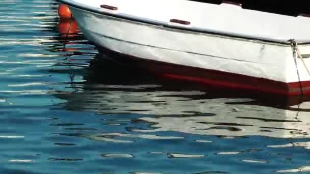 Barco de pesca en el agua de mar — Vídeo de stock
