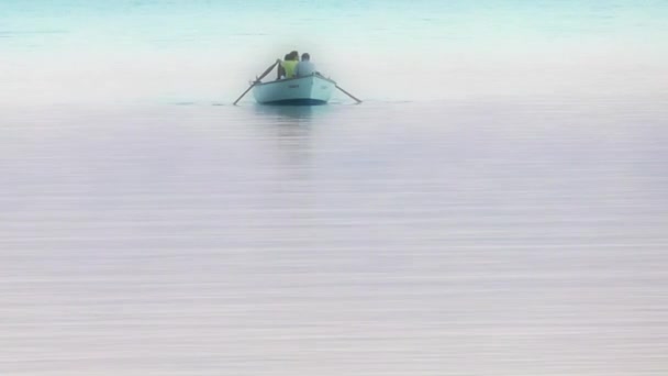 Bateau de pêche dans l'eau de mer — Video