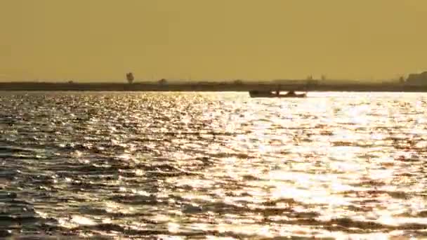 Barco de pesca na água do mar — Vídeo de Stock