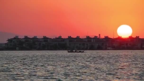 Barco de pesca en el agua de mar — Vídeo de stock