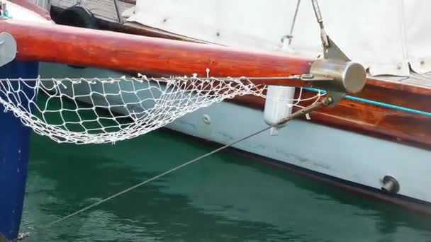 Barco de pesca en el agua de mar — Vídeos de Stock