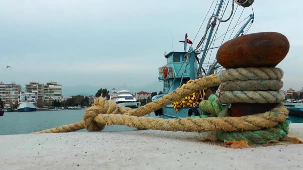 Bateau de pêche dans l'eau de mer — Video