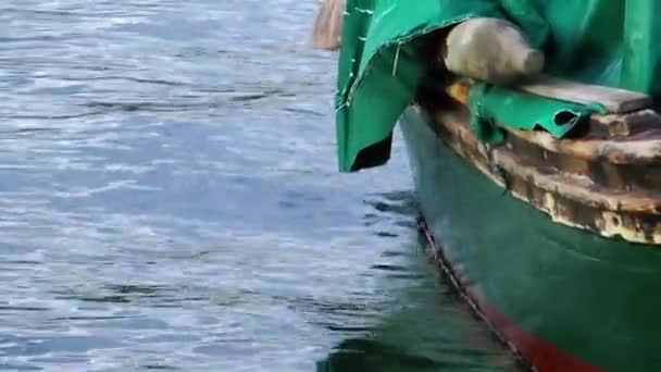 Barco de pesca na água do mar — Vídeo de Stock