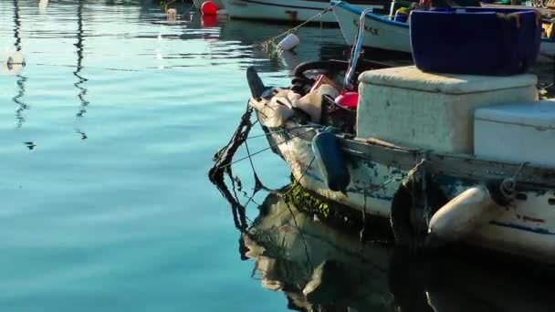 Barco de pesca na água do mar — Vídeo de Stock