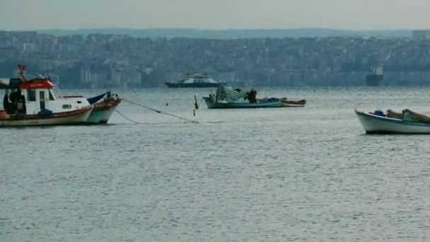 Barco de pesca en el agua de mar — Vídeos de Stock