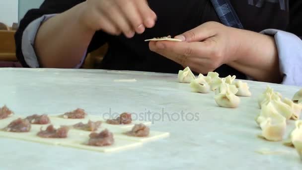 Tradycyjne jedzenie Ravioli z wypieków o nazwie Manti — Wideo stockowe