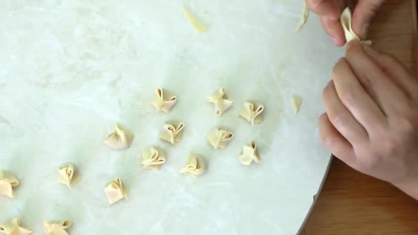 Turkse traditionele voedsel Ravioli gebak met de naam Manti — Stockvideo