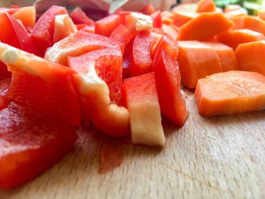 Çiğ kırmızı biber ve havuç sebze mutfakta