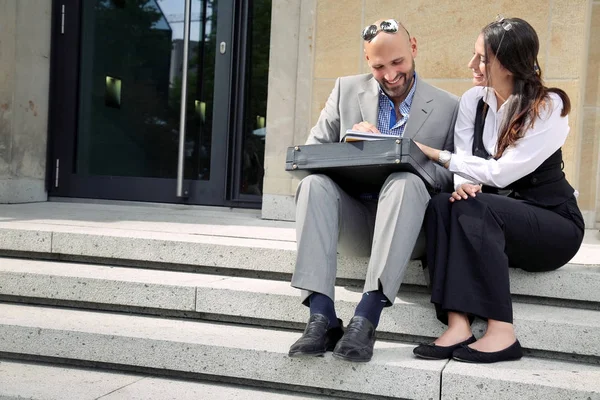 Pareja de negocios Asociación Concepto al aire libre —  Fotos de Stock