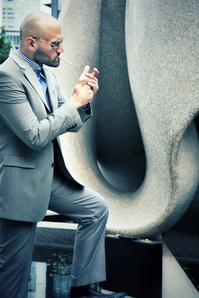 Hombre de negocios guapo en concepto de ciudad al aire libre —  Fotos de Stock