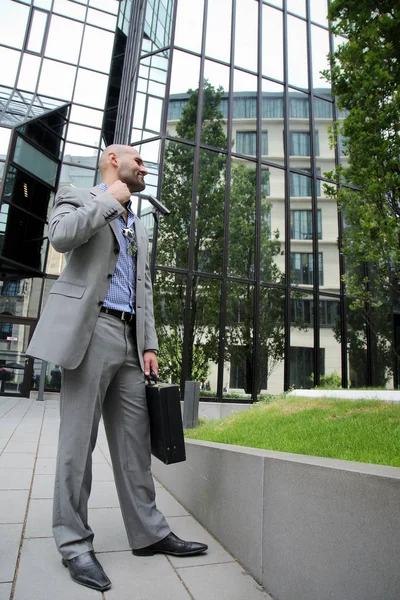 Hombre de negocios guapo en concepto de ciudad al aire libre —  Fotos de Stock