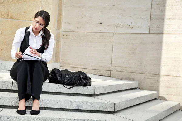 Hermosa mujer de negocios en ciudad Concepto al aire libre —  Fotos de Stock