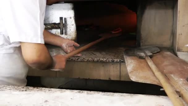 Piekarz i piec opalany drewnem — Wideo stockowe