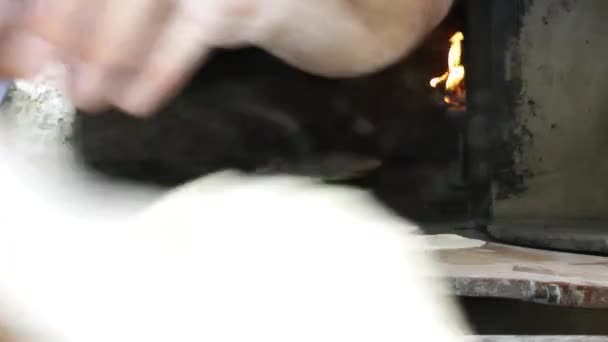 Пекарь и дровяная печь — стоковое видео