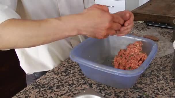 Baker geleneksel köfte yemek yapma. — Stok video