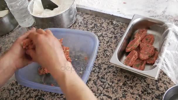 Bäcker stellt türkische traditionelle Fleischbällchen her — Stockvideo