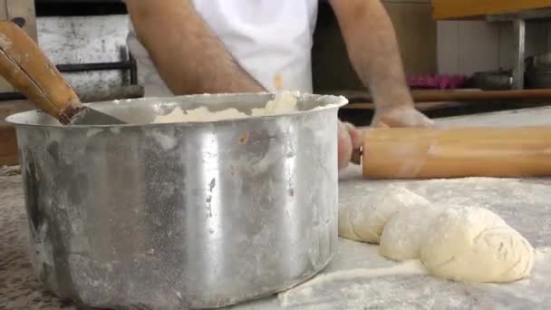 Inişli çıkışlı dışarı hamur baker — Stok video