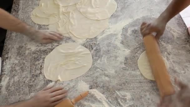 Bäcker rollt Teig aus — Stockvideo