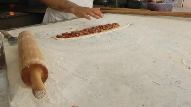 Hagyományos étkezés török Pita Pide — Stock videók